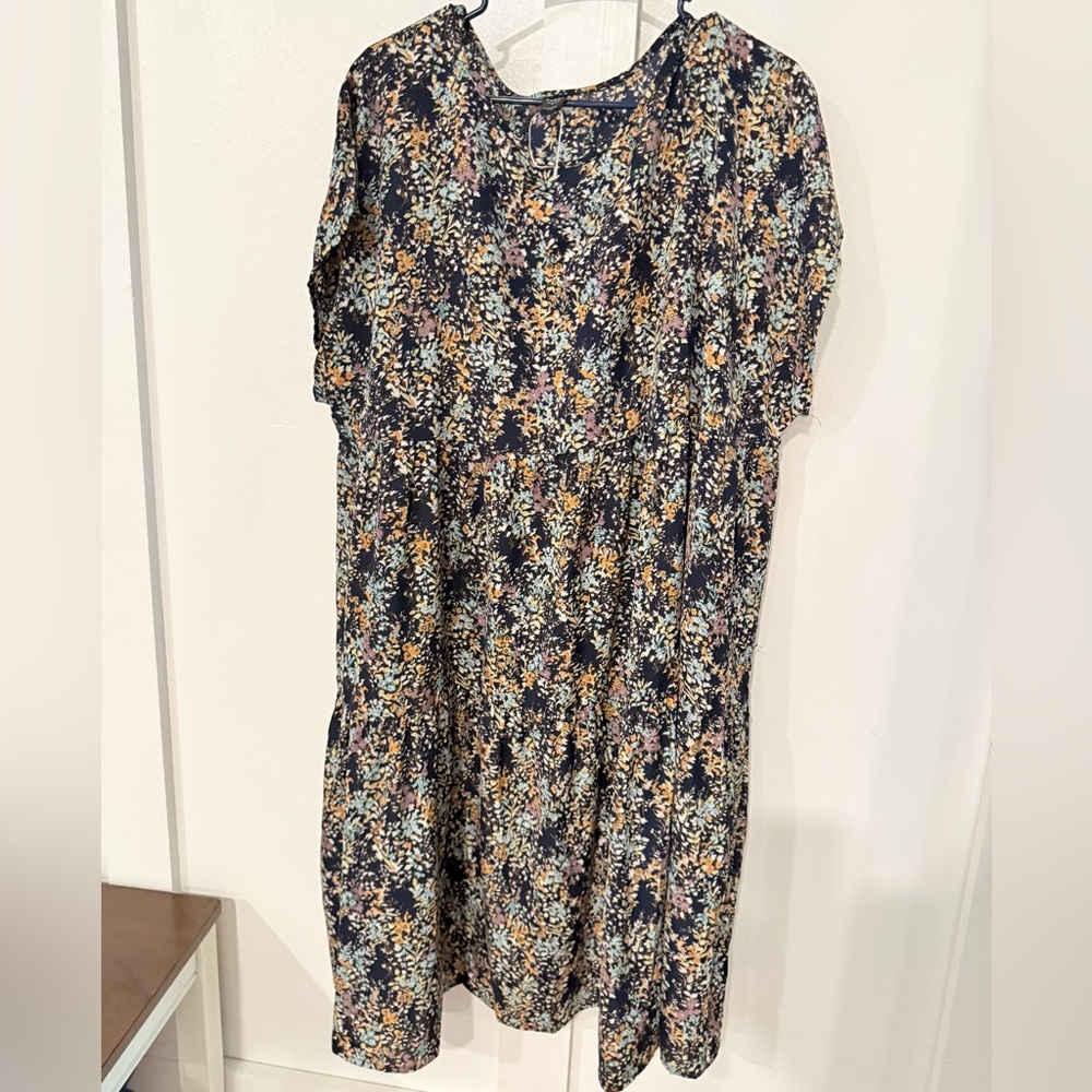 SHEIN short sleeved knee length dress. Comfy lightweight and cute fall colors.